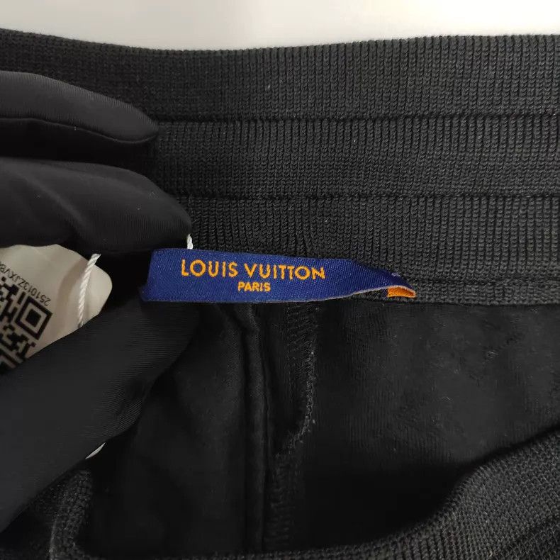 Louis Vuitton Louis Vuitton size m NBA black jacquard printed leather log Size US 28 / EU 44 - 5 Thumbnail