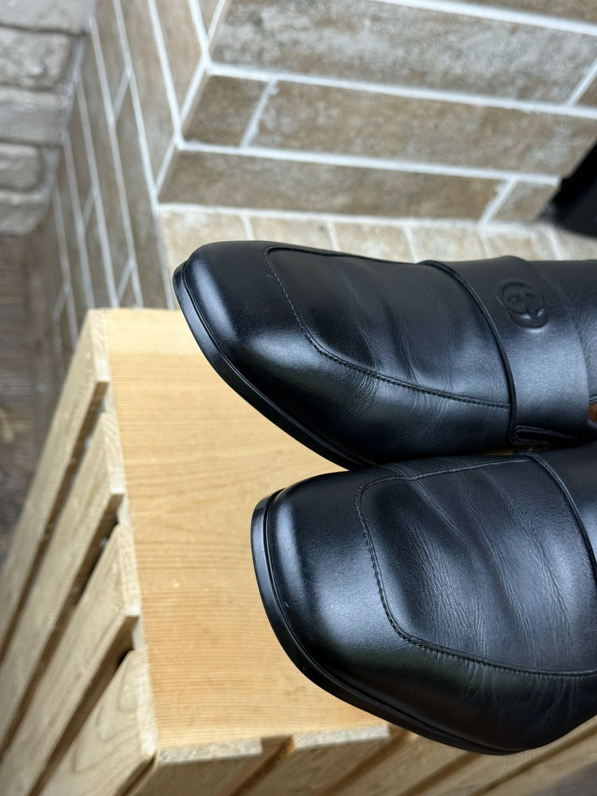 Gucci Gucci GG Black Leather Loafers Embossed Logo Size US 7.5 / EU 40-41 - 7 Thumbnail