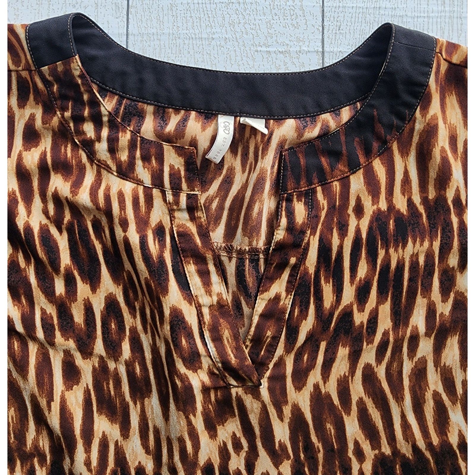 Other Cato Est. 1946 Leopard Print V-Neck Blouse Roll Tab Sleeves Size M / US 6-8 / IT 42-44 - 6 Thumbnail
