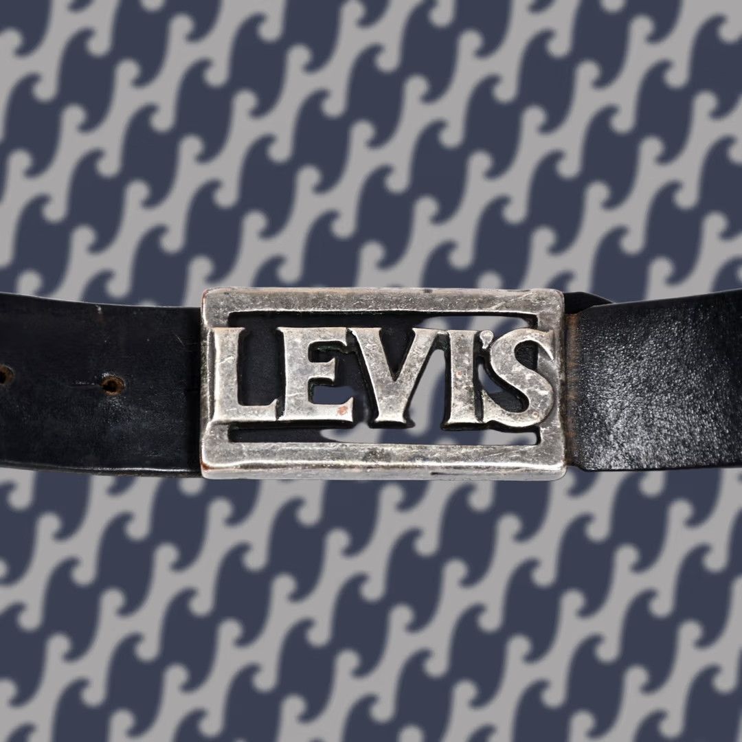 Levi's Levi's Belt Leather 32 / 80 Silver Tone Distressed Vtg Buckle Letters Mens Belt, 100% Leather, Very Good Condition Size 32 - 1 Thumbnail