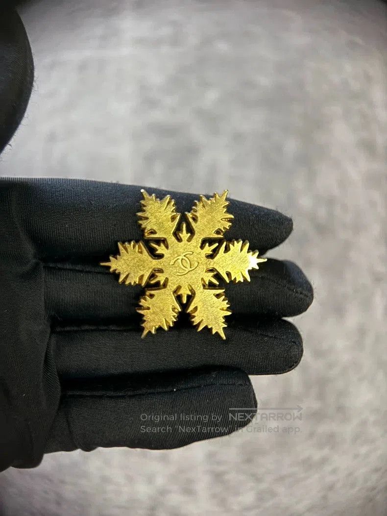 Chanel Chanel Gold Snowflake Brooch. Size ONE SIZE - 1 Thumbnail