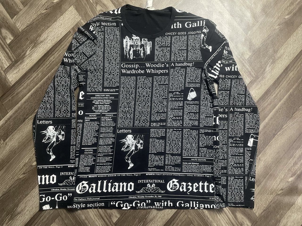 Designer × John Galliano JOHN GALLIANO news paper Fullprint Tee Size XS / US 0-2 / IT 36-38 - 1 Thumbnail