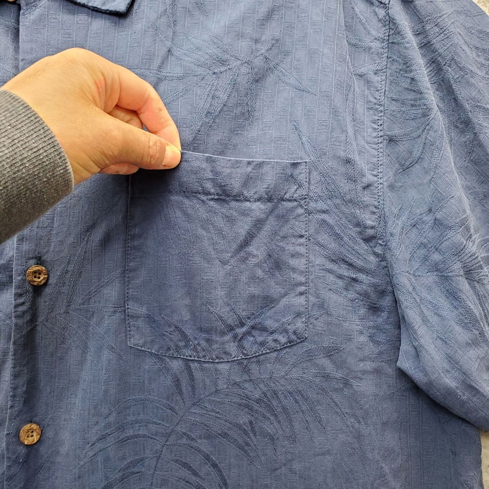 Tommy Bahama VINTAGE Tommy Bahama Shirt Mens XL Navy Silk Original Fit Embossed Palm Leaf Size US XL / EU 56 / 4 - 3 Thumbnail