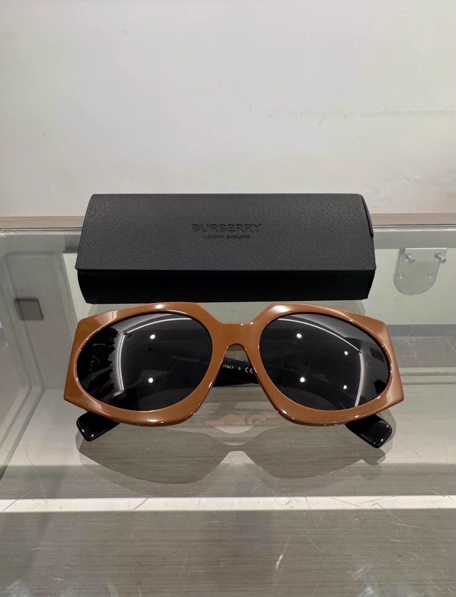 Burberry Burberry side logo colorblock black/brown sunnies Size ONE SIZE - 2 Thumbnail