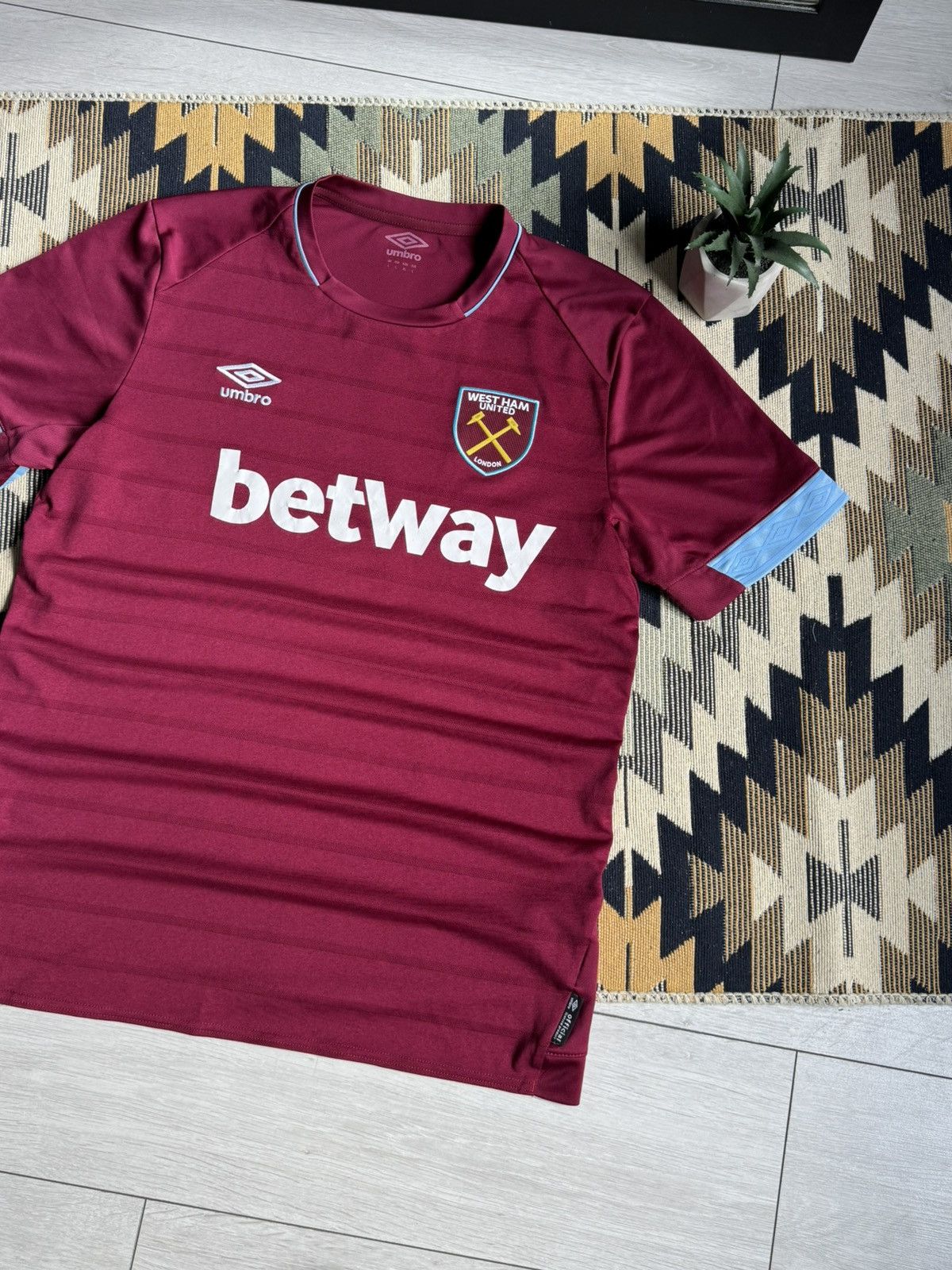 Umbro Vintage Umbro West Ham United Betway 2018/19 Soccer Jersey Size US L / EU 52-54 / 3 - 3 Thumbnail