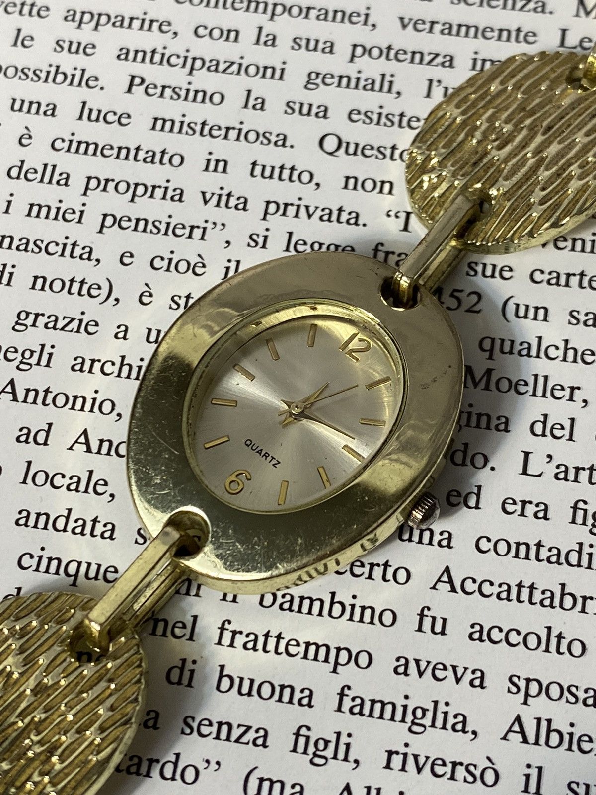 Japanese Brand Avon Vintage Women's Watch Gold Bracelet Size ONE SIZE - 4 Thumbnail