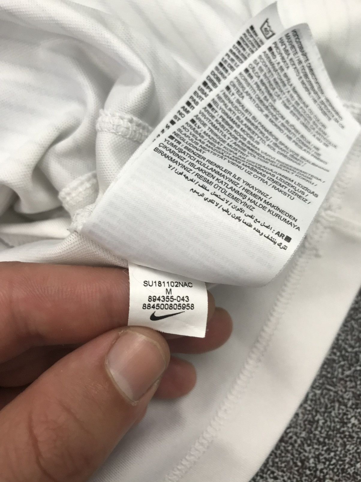 Nike AUGSBURG 2018 2019 HOME FOOTBALL JERSEY NIKE 894355-043,M Size US M / EU 48-50 / 2 - 12 Thumbnail