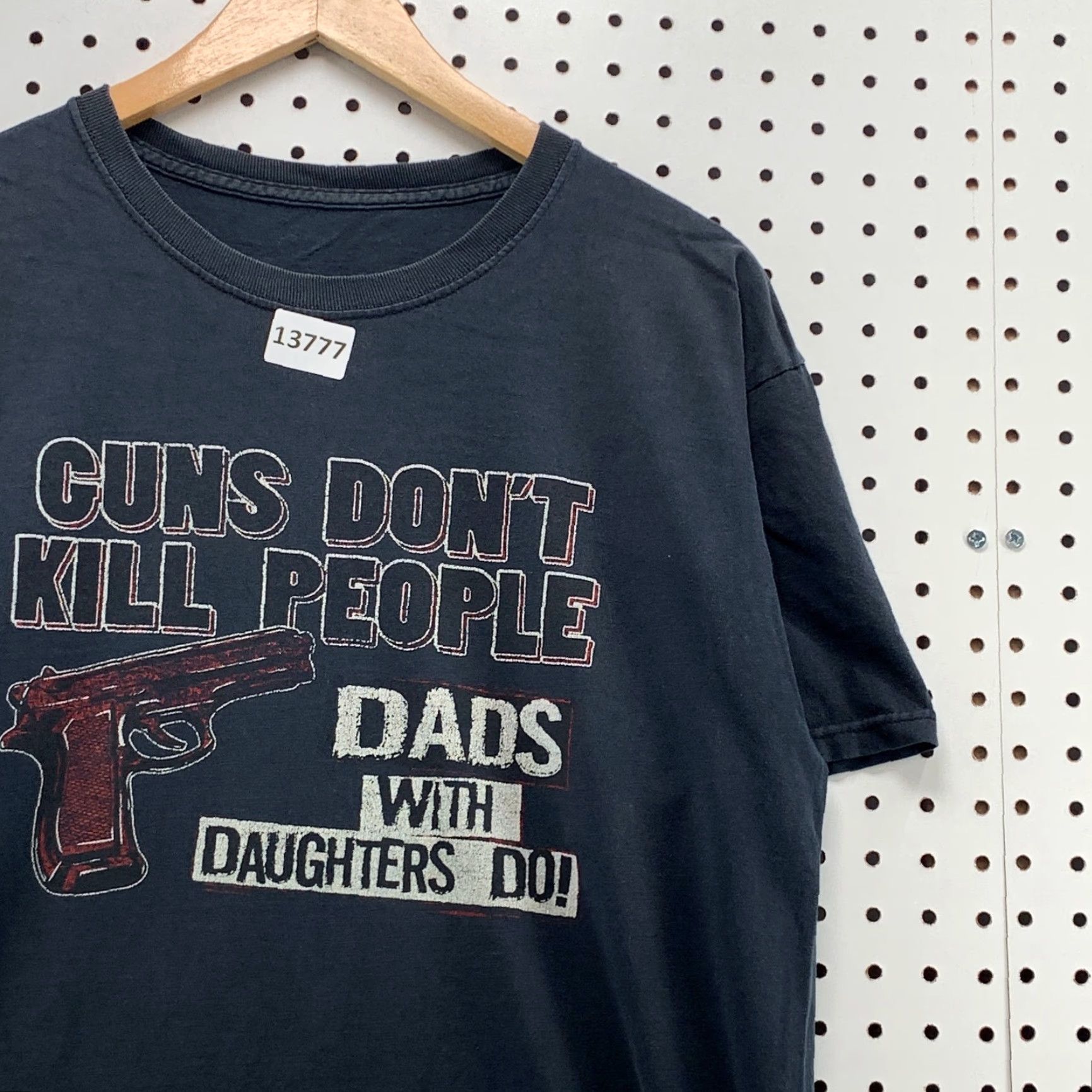 Vintage VINTAGE Unbranded Shirt Adult Black Short Sleeve Guns Dont Kill People Dads With Daughters Do M Crew Neck Graphic 2010s Dad Funny Mens Size US M / EU 48-50 / 2 - 2 Thumbnail