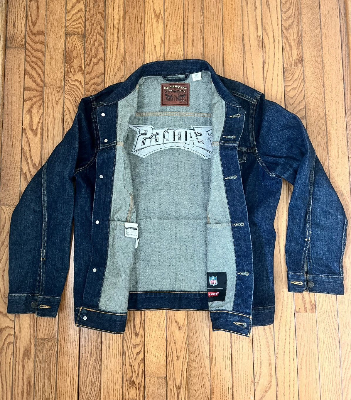 Levi's Vintage Levi’s Philadelphia Eagles Denim Jacket Size US L / EU 52-54 / 3 - 2 Thumbnail