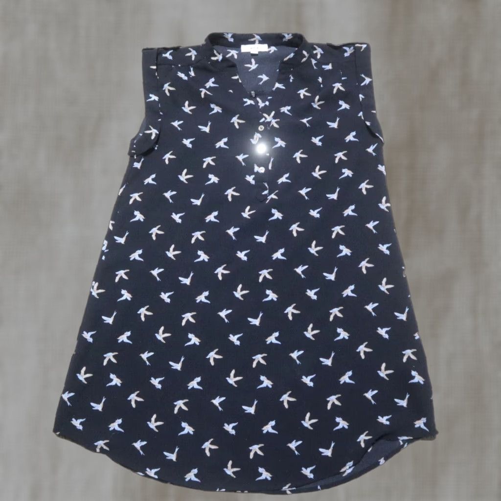 Vintage MINE Shirt Blouse Womens Adult Small Blue Bird Pattern Sleeveless Round Neck Casual Dress Top Size S / US 4 / IT 40 - 1 Thumbnail
