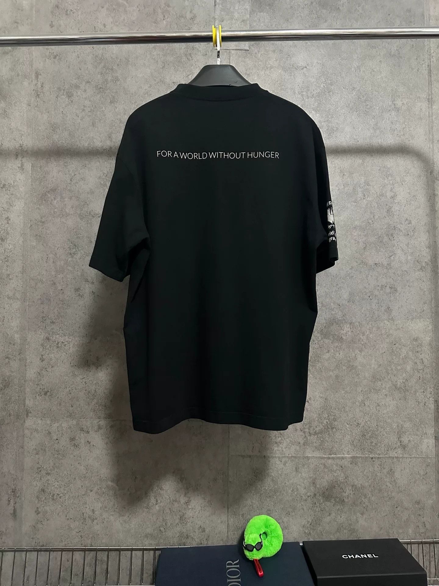 Balenciaga Balenciaga WFP Collaboration Logo Print Men's T-Shirt Size US M / EU 48-50 / 2 - 4 Thumbnail