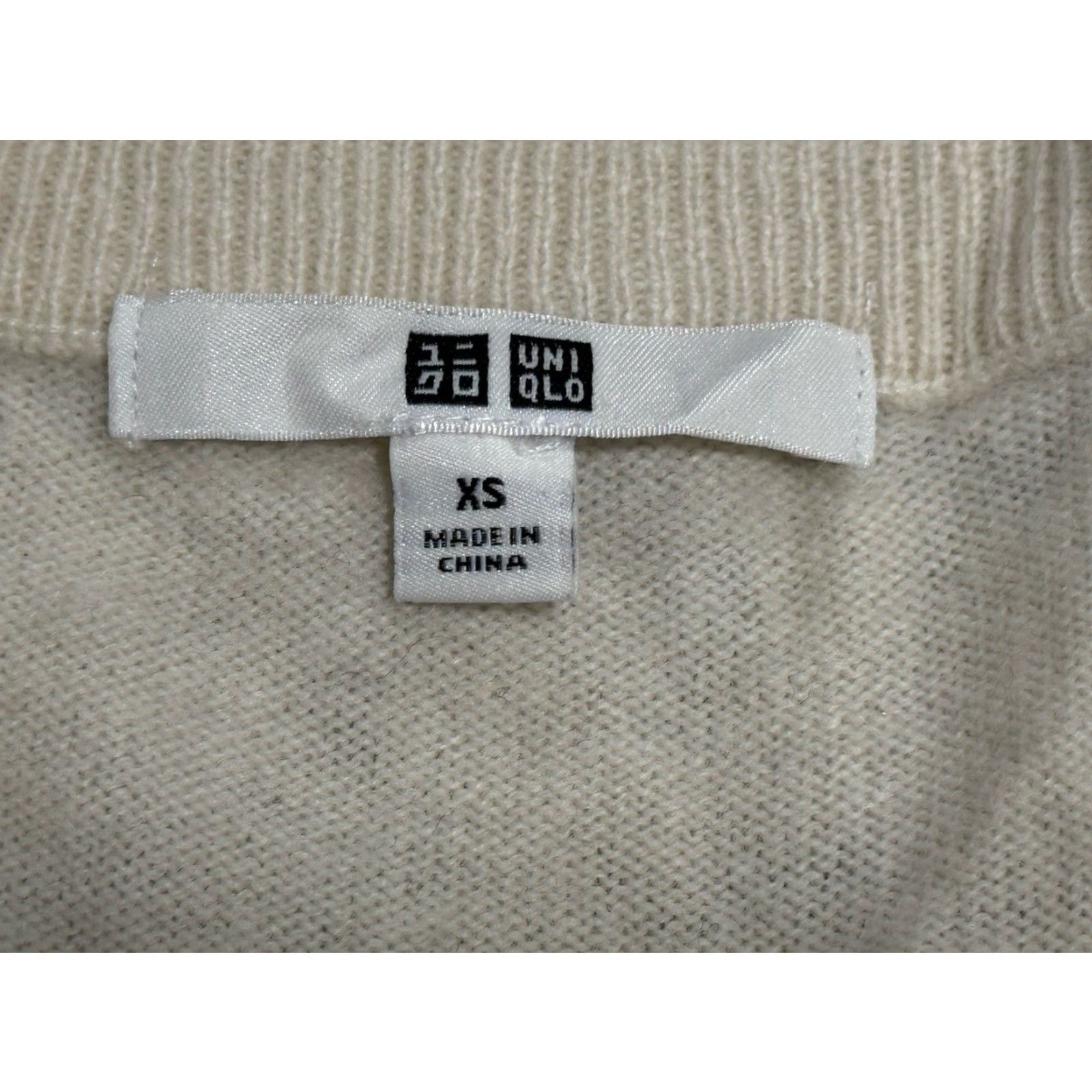 Uniqlo Uniqlo Jumper Cashmere Sweater XS Cream Long Sleeve V-Neck Size 26" / US 2 / IT 38 - 2 Thumbnail