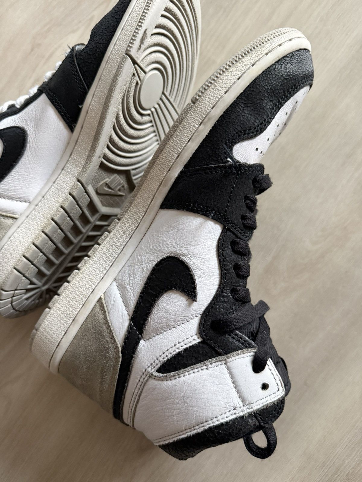 Jordan Brand Nike Air Jordan 1 Retro High Stage Haze 555088-108 Sz 8.5 Size US 8.5 / EU 41-42 - 3 Thumbnail