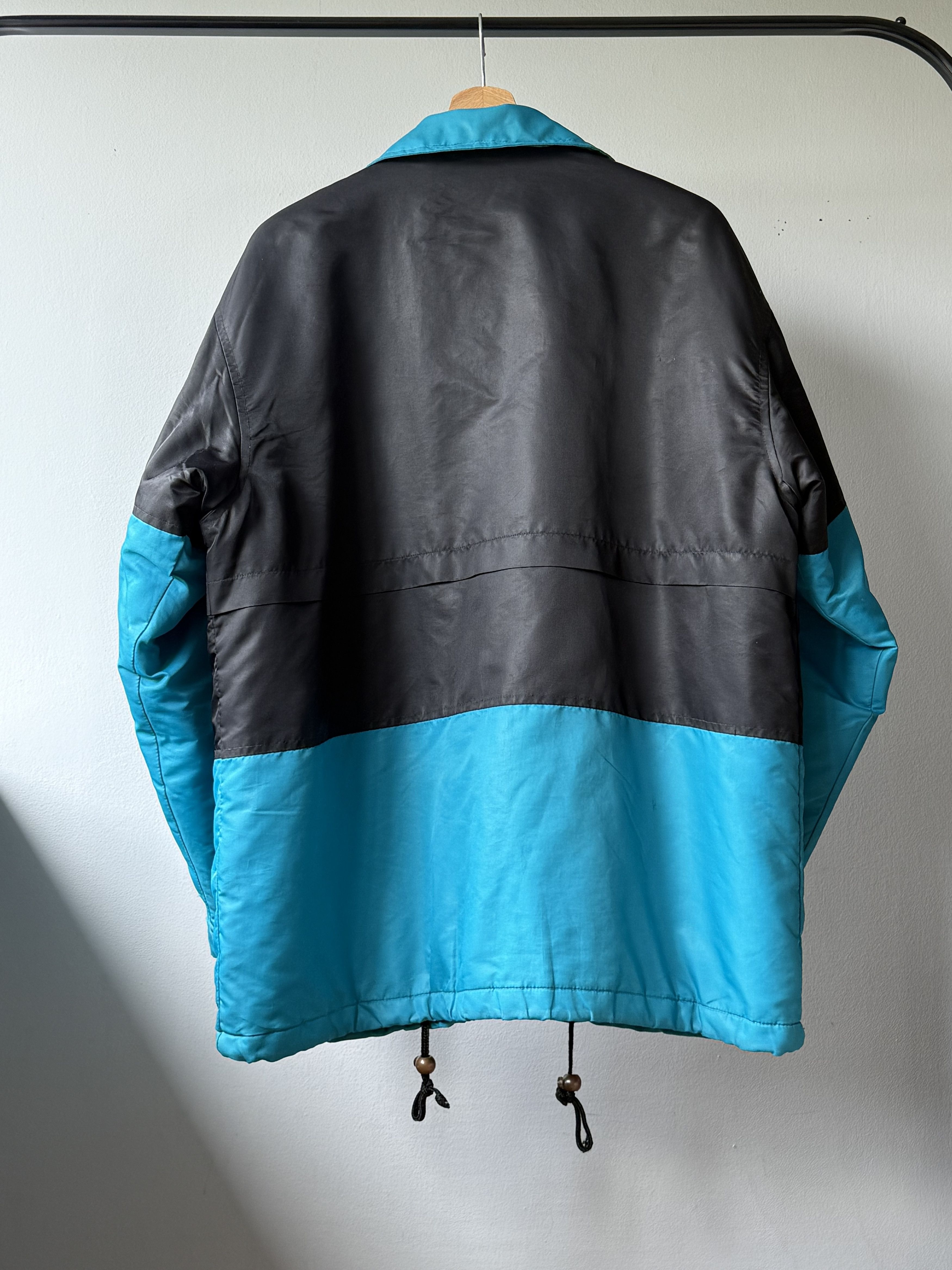 NBA × Nutmeg × Vintage Vintage Nutmeg Apparel Charlotte Hornets NBA Two Tone Jacket Size US M / EU 48-50 / 2 - 2 Thumbnail