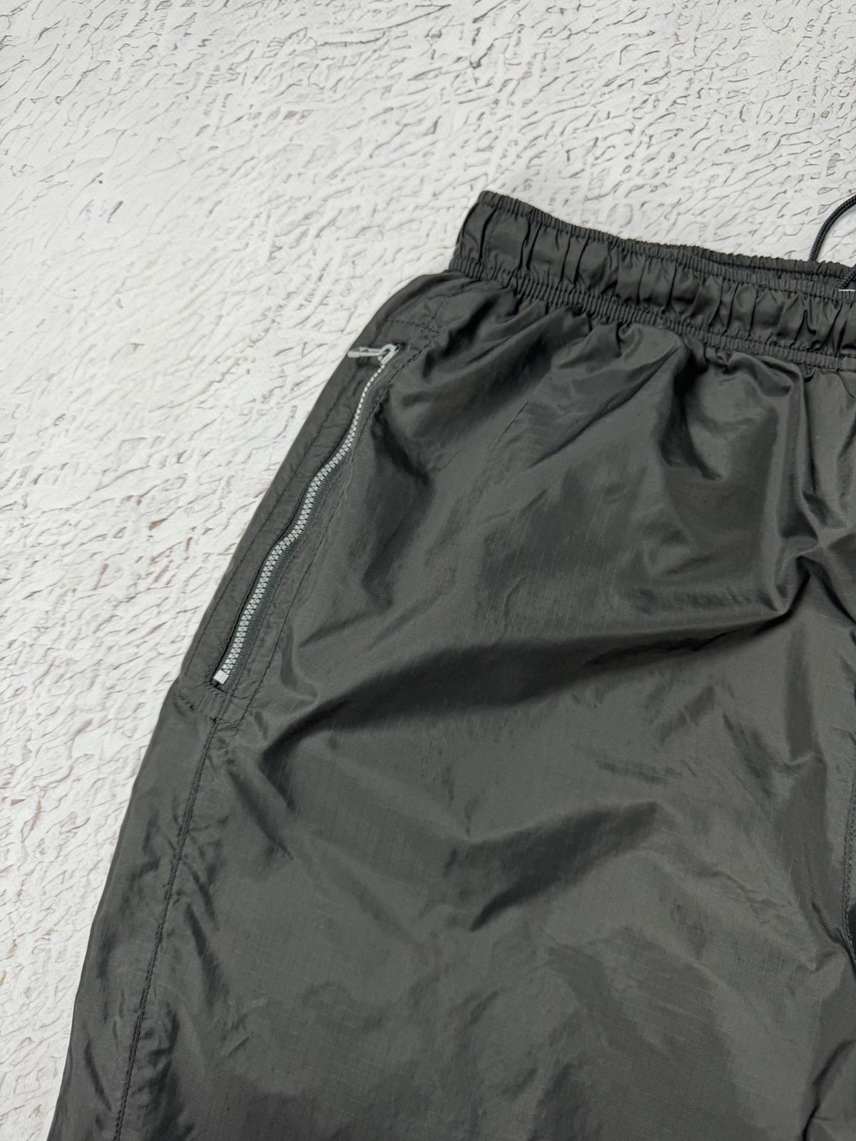 Nike Nike Vintage 90s black nylon shimmer logo swoosh track pants Size US 32 / EU 48 - 7 Thumbnail