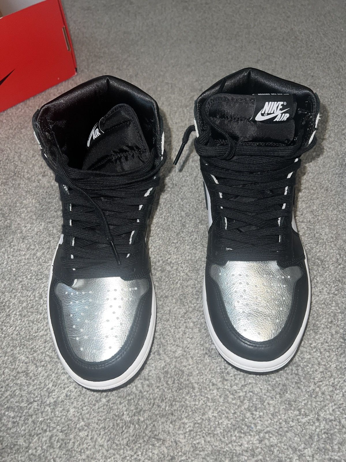 Jordan Brand WMNS JORDAN 1 RETRO HIGH OG 'SILVER TOE' Size US 8.5 / IT 38.5 - 3 Thumbnail