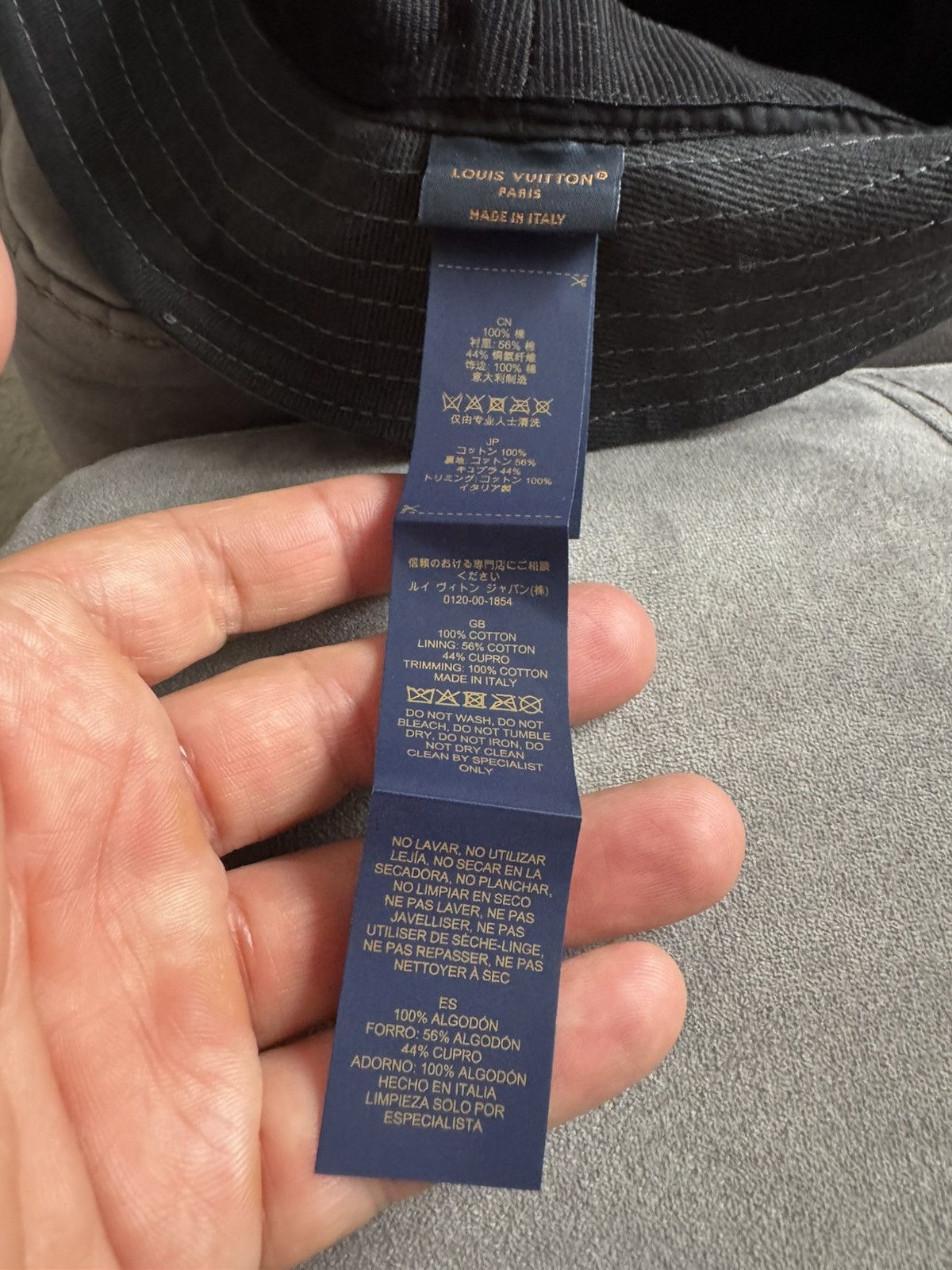 Louis Vuitton LOUIS VUITTON bucket hat study all photos and description Size ONE SIZE - 16 Thumbnail