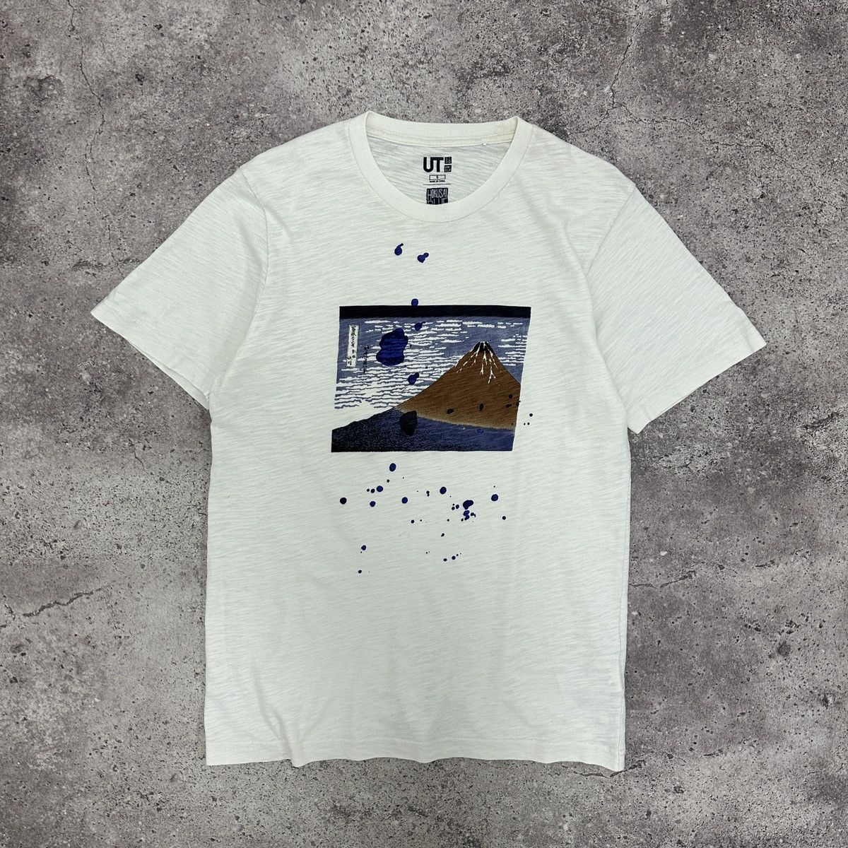 Uniqlo Y2K Uniqlo x Hokusai blue Storm Below Mount Fuji Japan tee Size US S / EU 44-46 / 1 - 1 Thumbnail