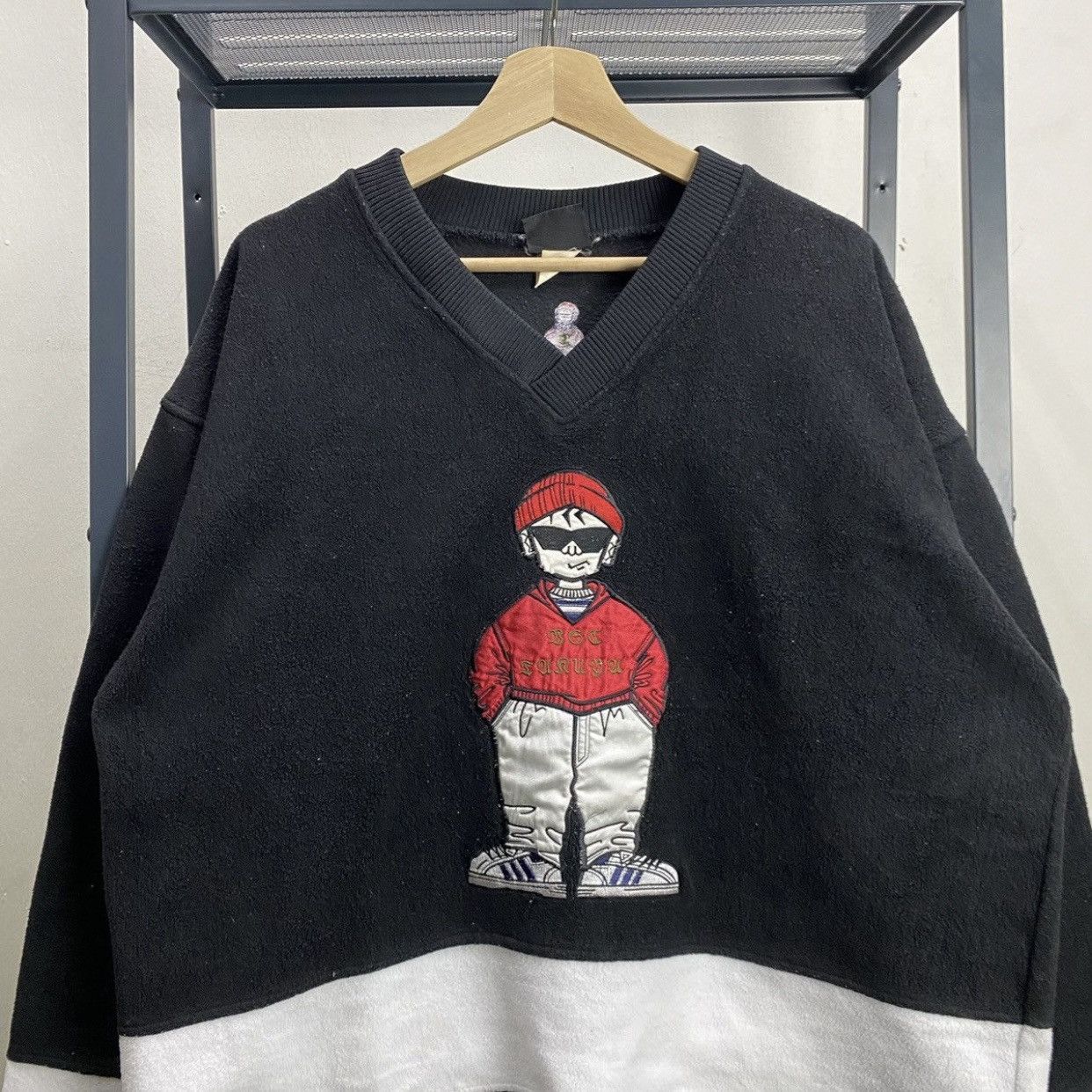 Rap Tees Vintage 90s Y2K Hip Hop Graphic Embroidered VNeck Sweatshirt Size US L / EU 52-54 / 3 - 3 Thumbnail