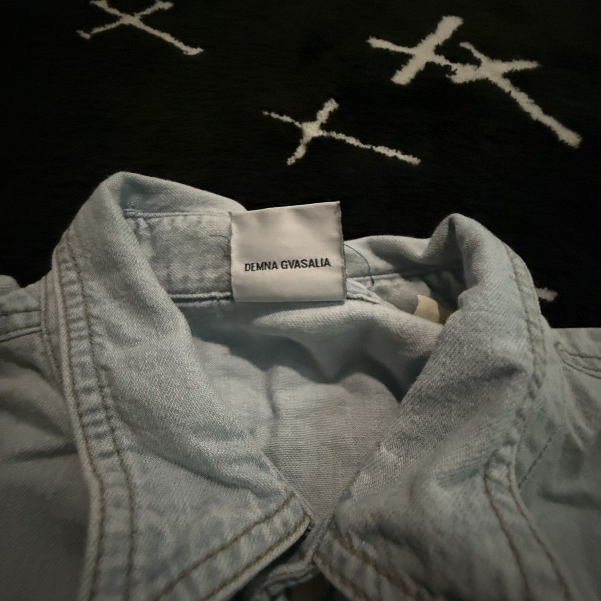 Vetements SS19 - Georgian Levis Edition Embroidered Blue Denim Shirt Size US M / EU 48-50 / 2 - 7 Thumbnail