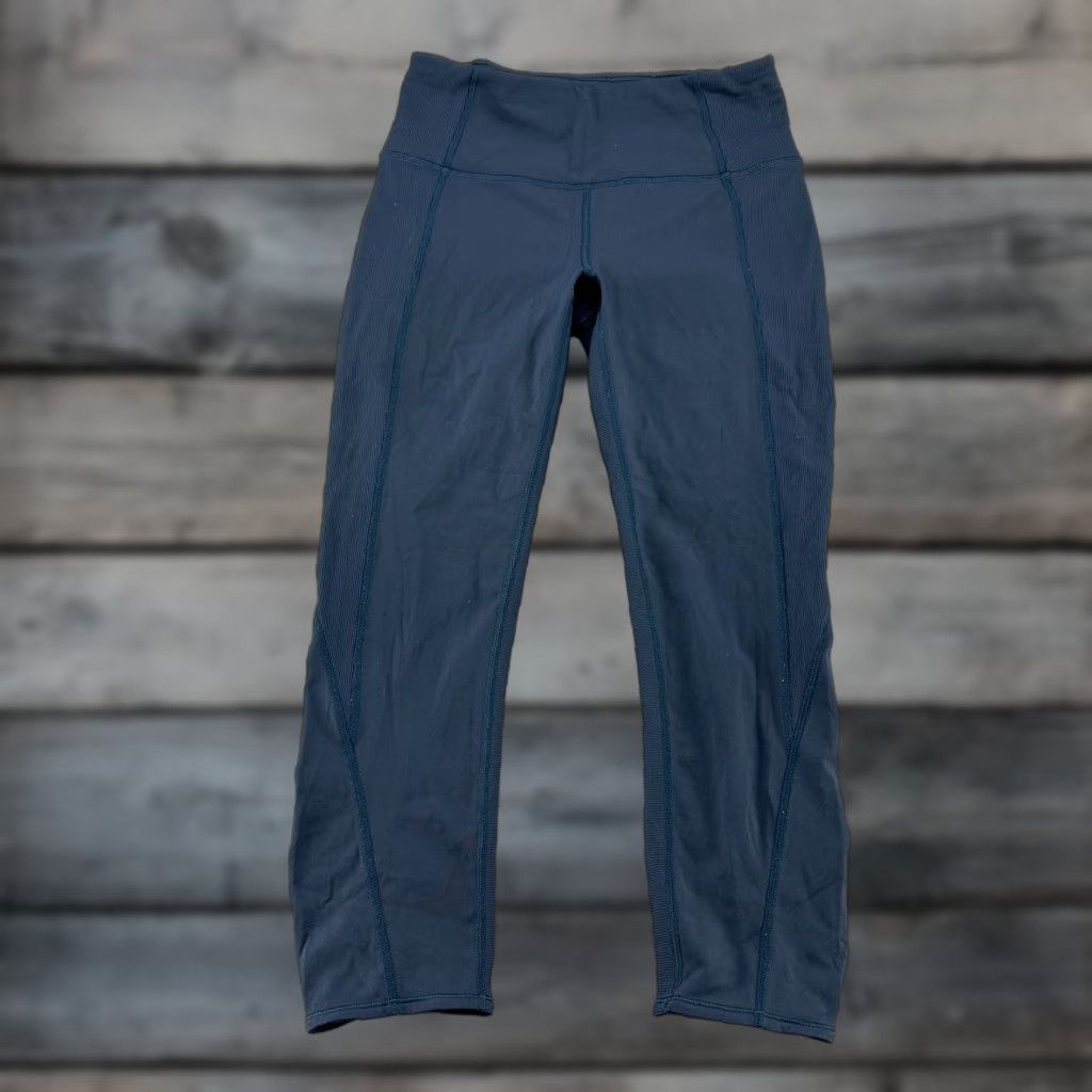 Lululemon Lululemon Pants Capris Womens 8 Blue Navy Regular Size 8 Elastic Pockets Logo Fitness Capri Pants Women Size 30" / US 8 / IT 44 - 1 Thumbnail