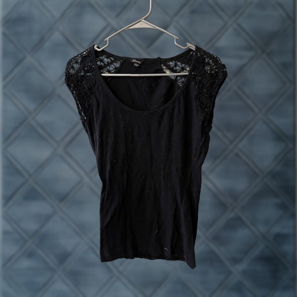 Guess GUESS Logo Blouse T-Shirt Women’s Size M Black Crew Neck Shirt Womens 90s? (if decade known) Size M / US 6-8 / IT 42-44 - 1 Thumbnail