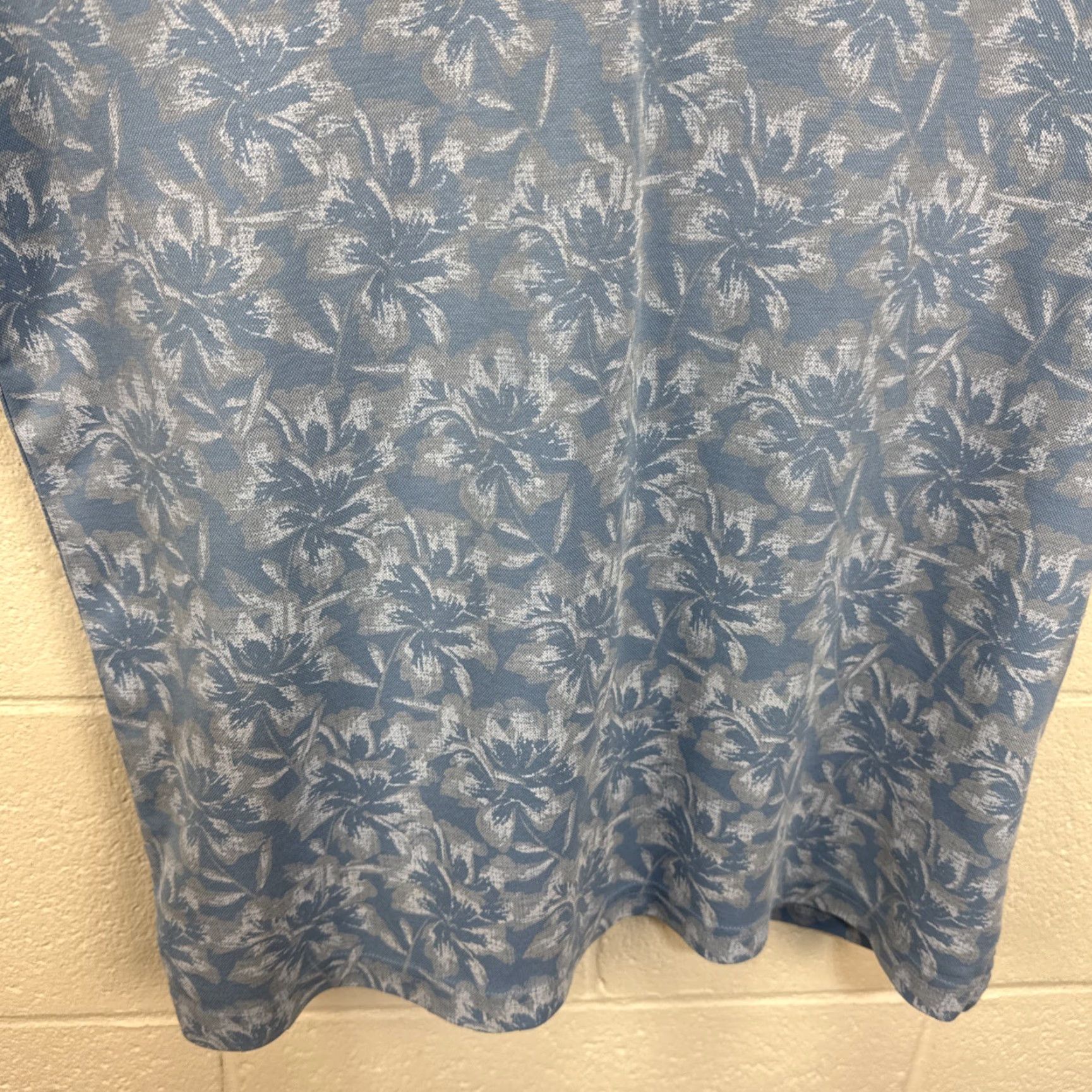 TravisMathew Travis Mathew Polo Mens Large Blue Floral Performance Golf Shirt Lightweight Size US L / EU 52-54 / 3 - 7 Thumbnail