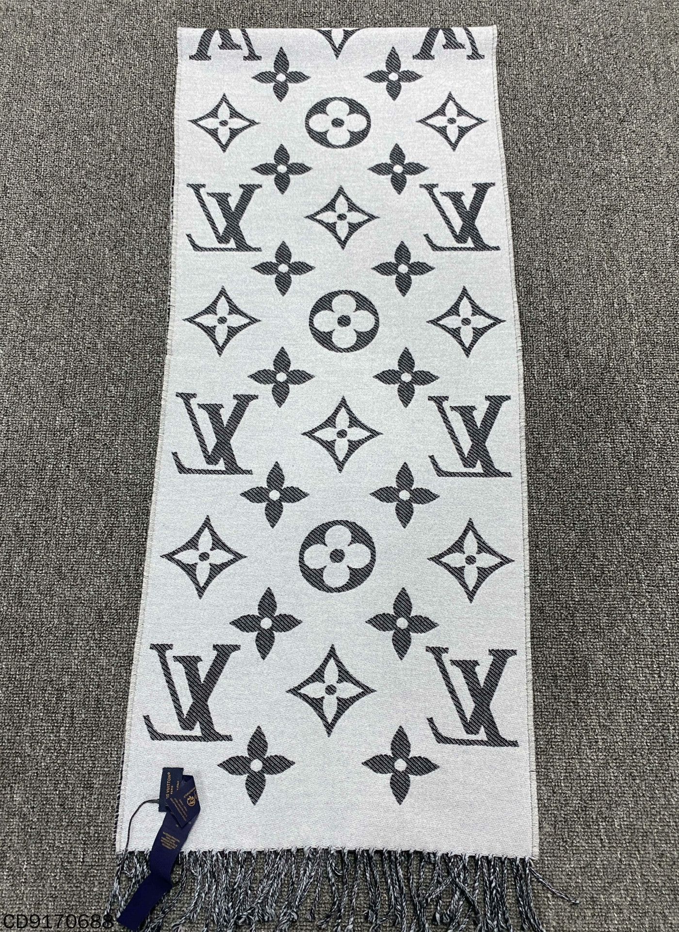Louis Vuitton Louis Vuitton Wool Gray Scarf one size Men Size ONE SIZE - 1 Thumbnail