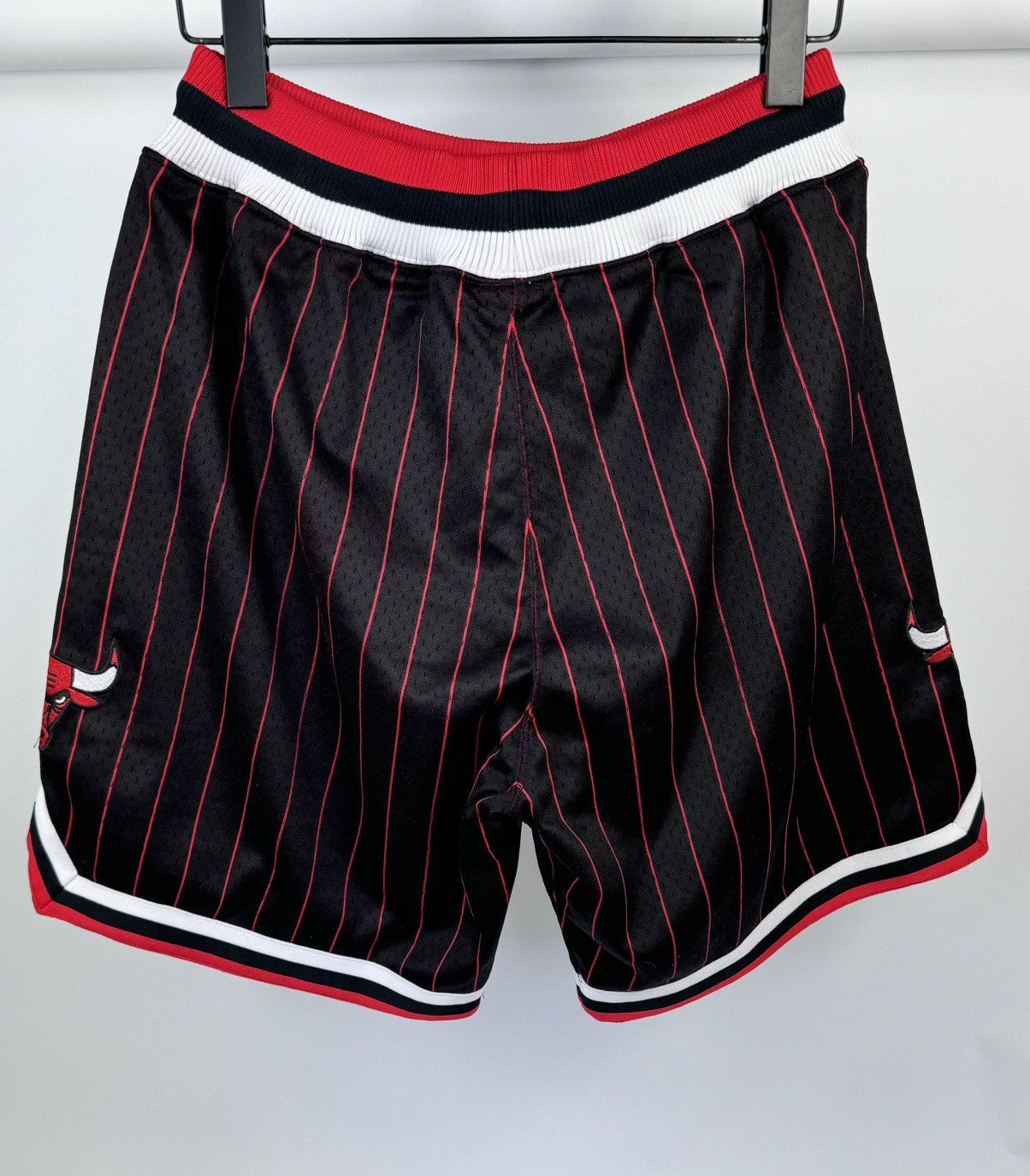 Mitchell & Ness LOGO NBA CHICAGO BULLS BASKETBALL SHORTS Size US 32 / EU 48 - 2 Thumbnail