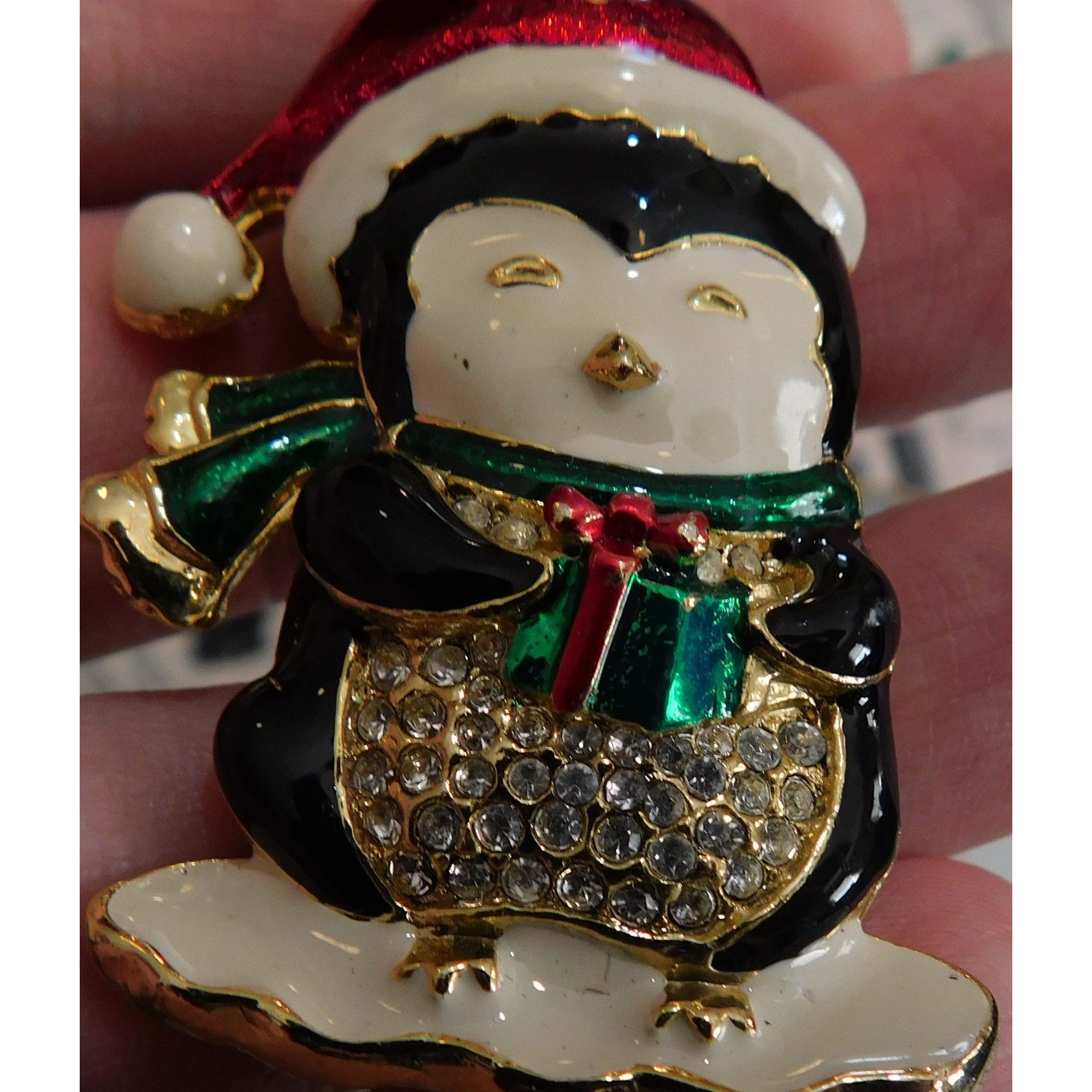 Other Vintage SFJ Christmas Penguin Holding Gift Brooch Size ONE SIZE - 7 Thumbnail