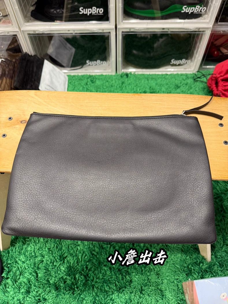 Balenciaga balenciaga Logo clutch bag 2504-Nextarrow Size ONE SIZE - 5 Thumbnail