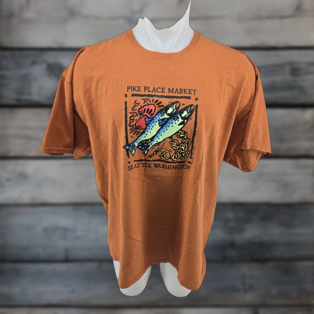 Port & Company Pike Place Market Seattle Washington Graphic T-shirt Men's 2XL Orange Port & Company Shirt Short Sleeve Crew Neck City Logo Size US XXL / EU 58 / 5 - 1 Thumbnail