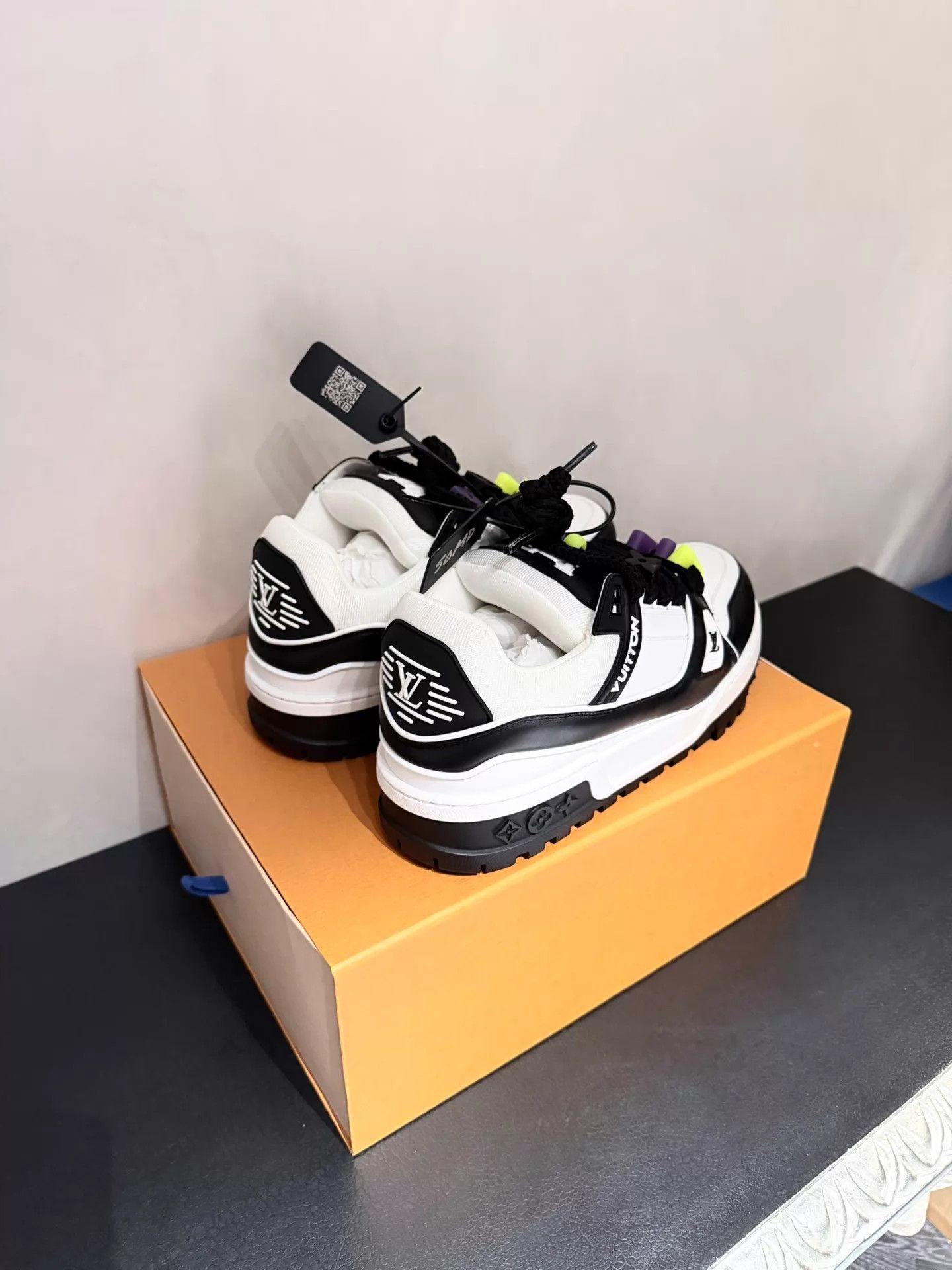Louis Vuitton Louis Vuitton Trainer Maxi Black & White 7.5 (41.5) Size US 8.5 / EU 41-42 - 2 Thumbnail