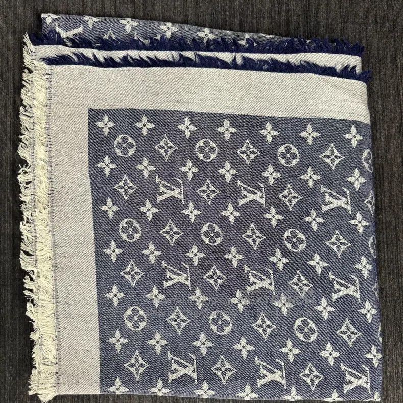Louis Vuitton Louis Vuitton Blue and grey old flower scarf Size ONE SIZE - 4 Thumbnail