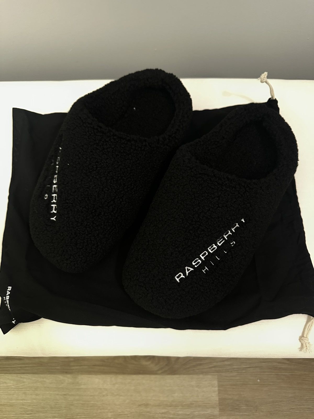 The GV Gallery Raspberry “Stacy From The Woods” Slides (10) Size US 10 / EU 43 - 2 Thumbnail