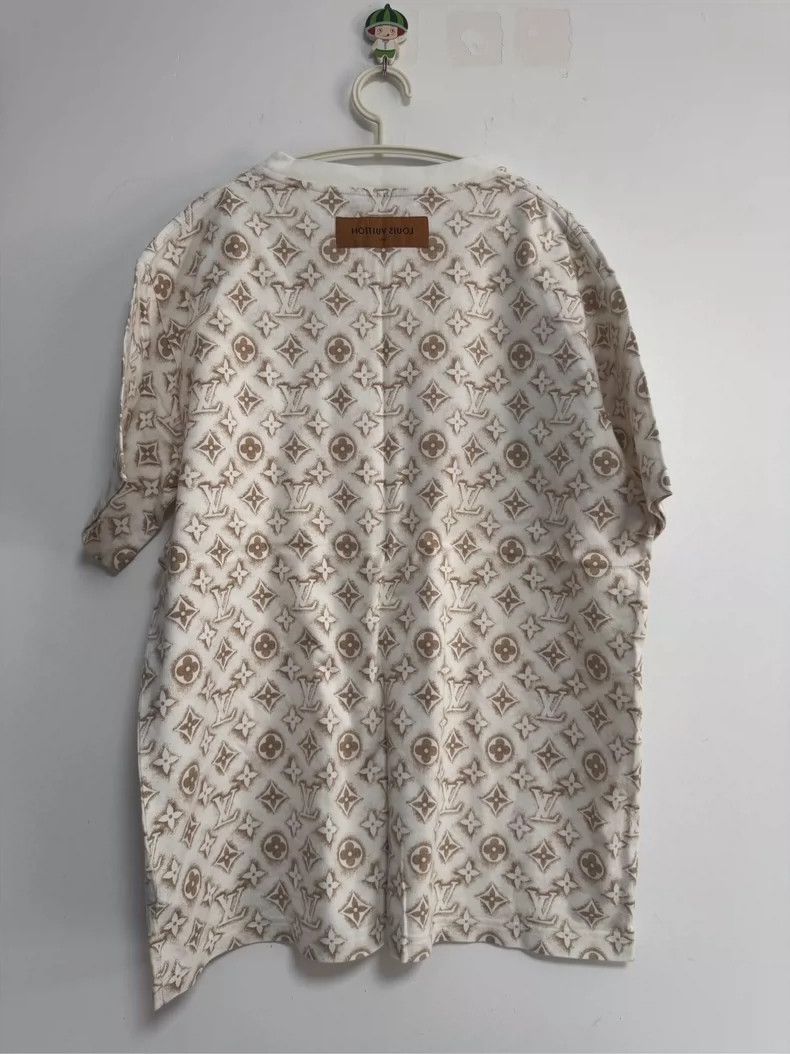 Louis Vuitton Louis Vuitton Beige short-sleeved T-shirt with full logo s Size US XL / EU 56 / 4 - 2 Thumbnail