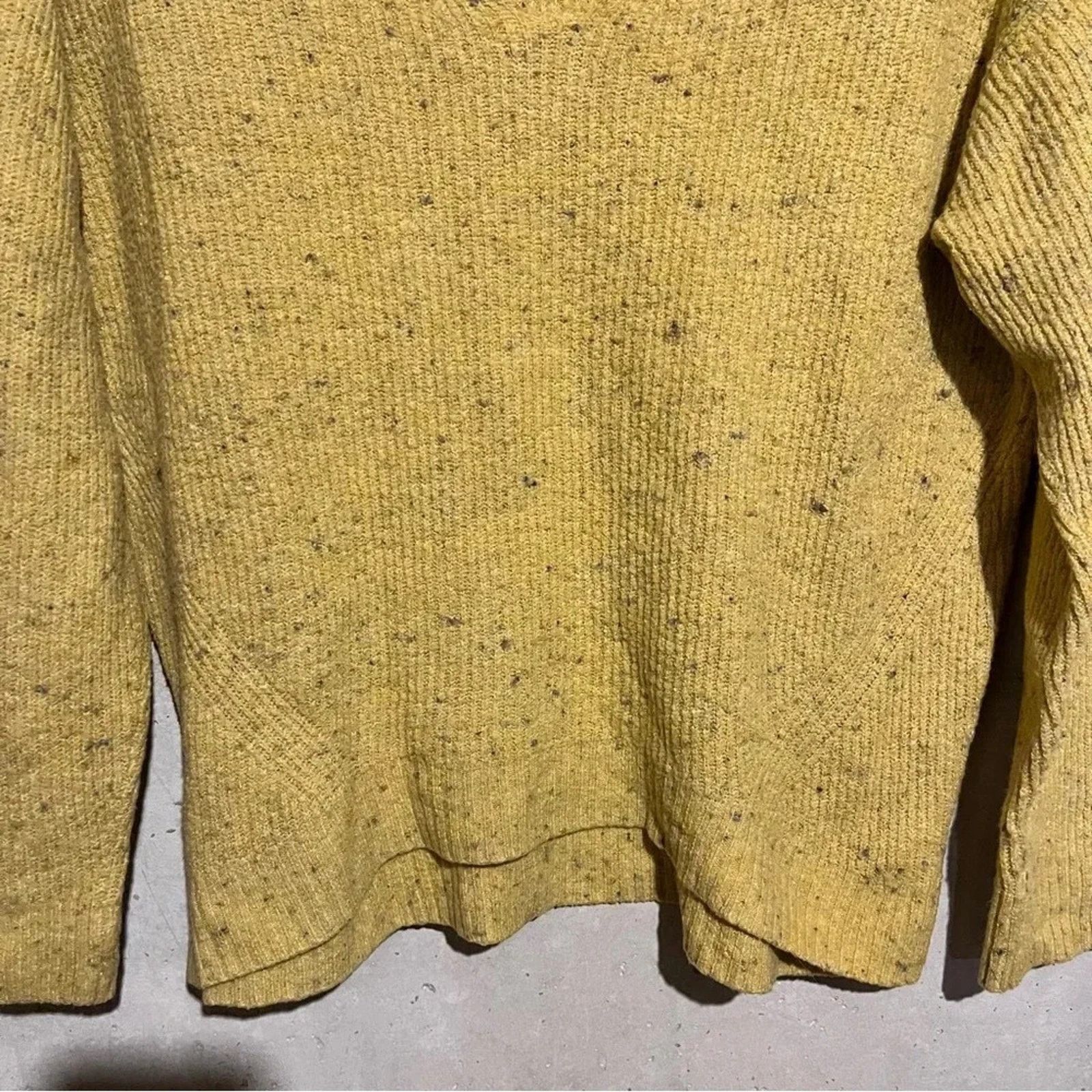 Old Navy Old Navy Sweater Women Size L V Neck Soft Fuzzy Pullover Size L / US 10 / IT 46 - 10 Thumbnail