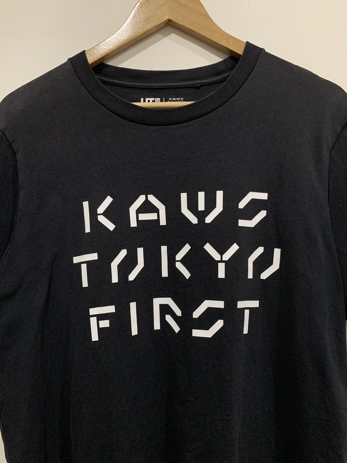 Hypebeast 🔥🔥 UNIQLO X KAWS TOKYO FIRST Size US M / EU 48-50 / 2 - 2 Thumbnail
