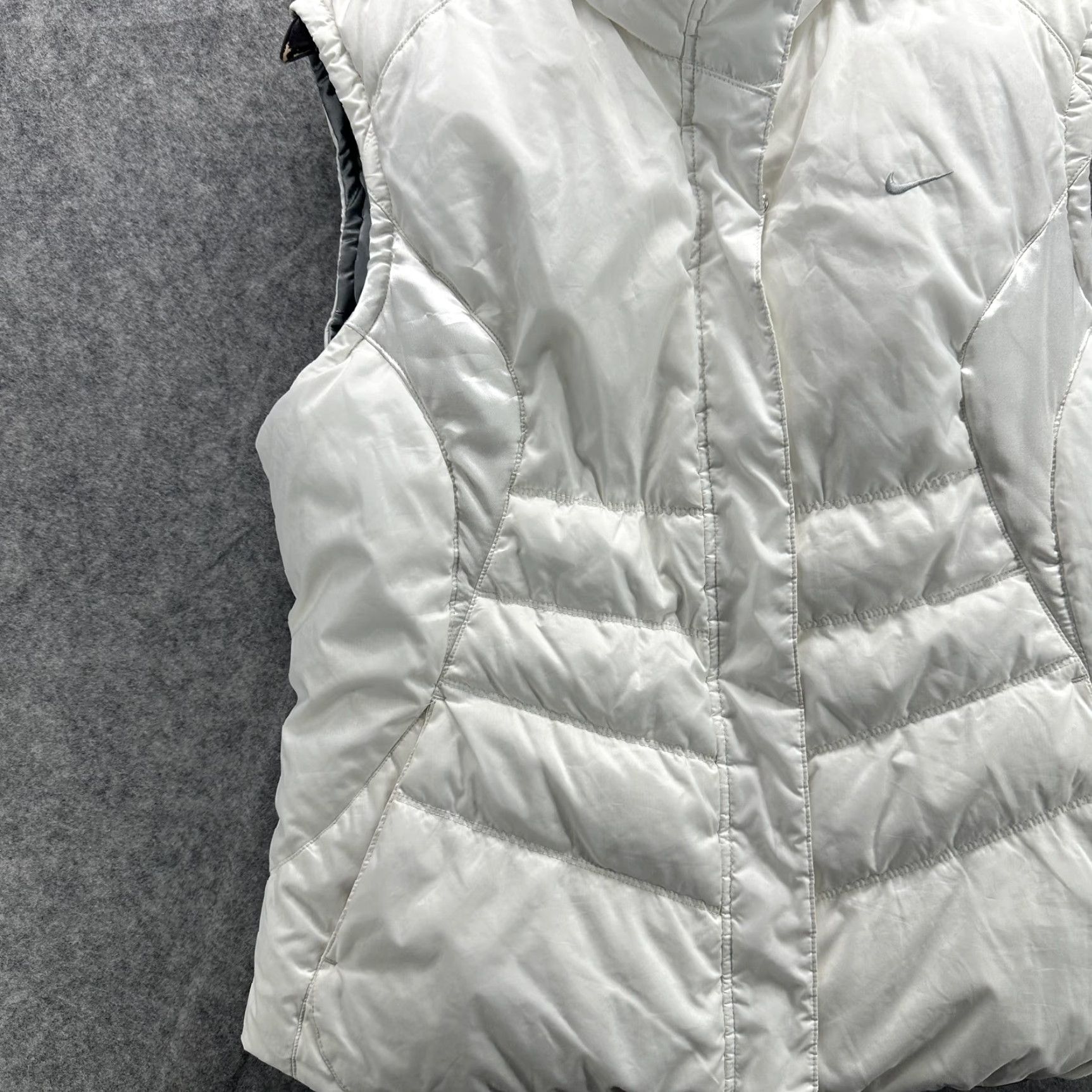Nike VINTAGE Nike Vest Womens Large White Silver Reversible Down Puffer Zip Swoosh 213332-100 Size L / US 10 / IT 46 - 4 Thumbnail