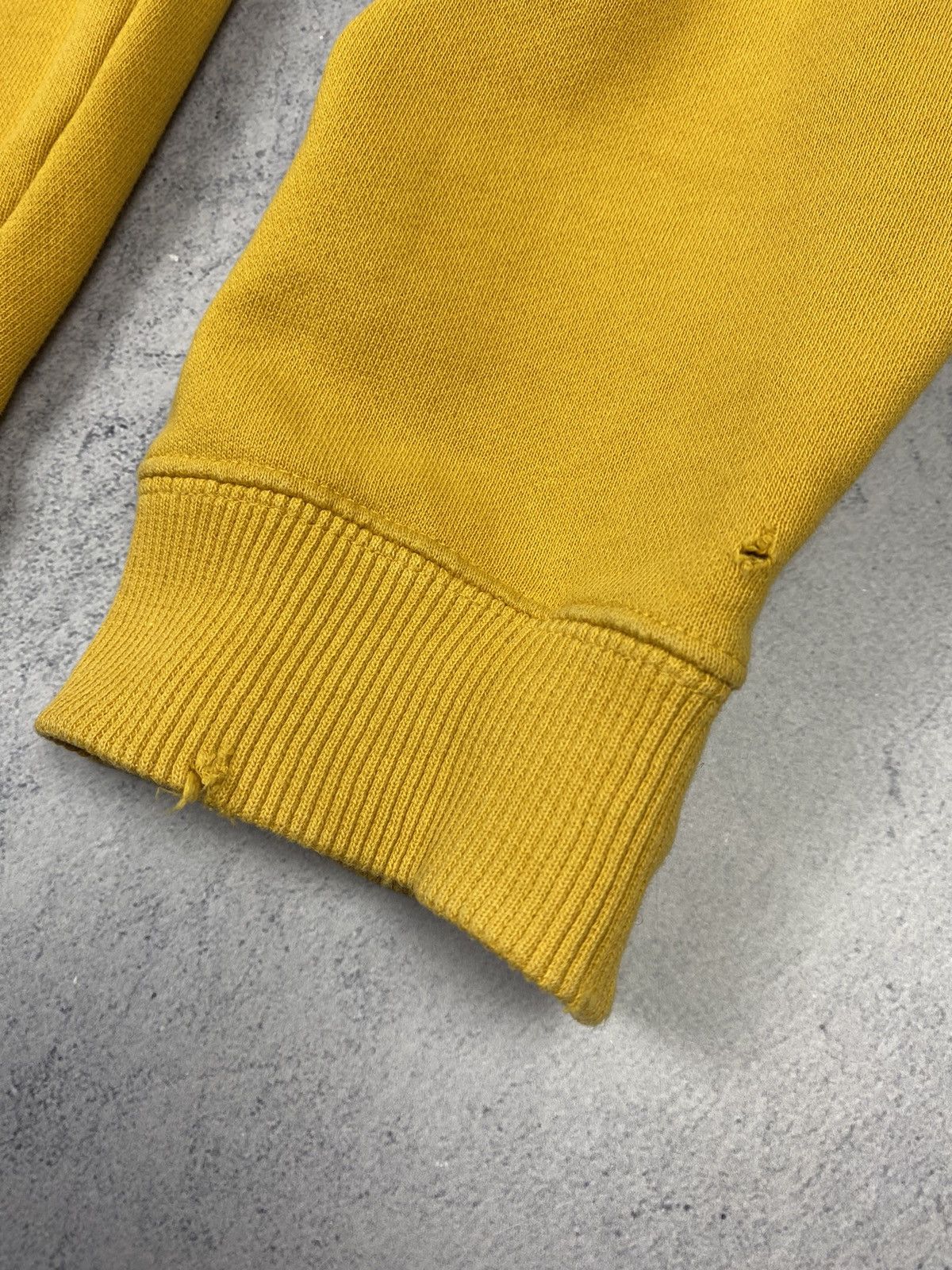 Fred Perry Fred Perry Embroidered Center Logo Distressed Sweatshirt Size US M / EU 48-50 / 2 - 12 Thumbnail