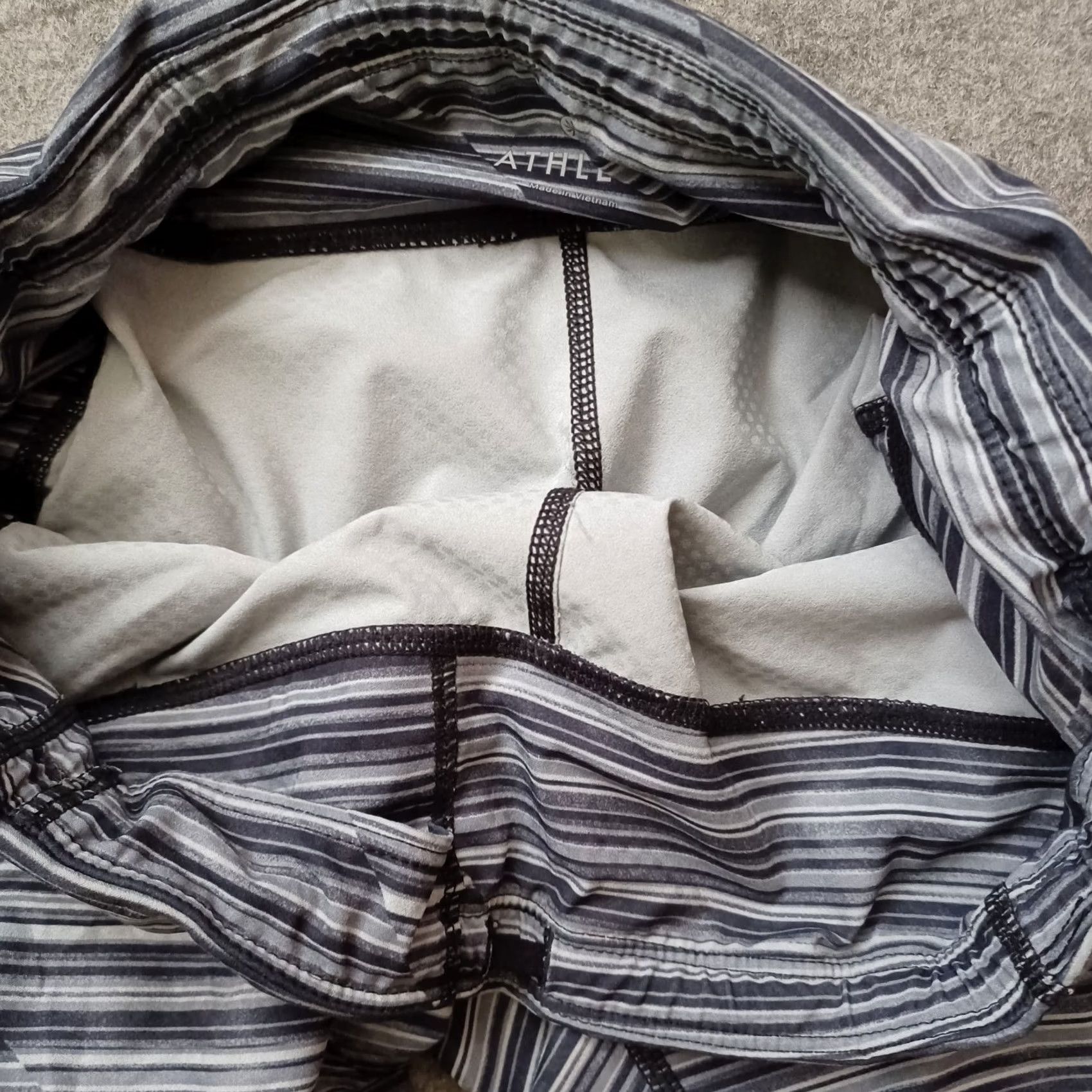 Athleta Athleta Leggings Womens Small Gray Black Striped Capri Zip Pocket Pockets Size 28" / US 6 / IT 42 - 6 Thumbnail