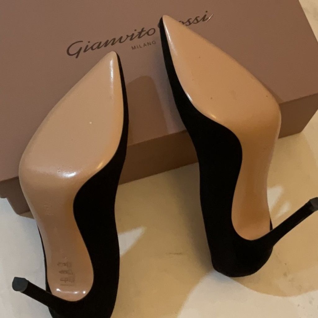 Gianvito Rossi Gianvito Rossi Suede Gianvito Pumps in Black, EU Size: 35 Size US 5 / IT 35 - 14 Thumbnail