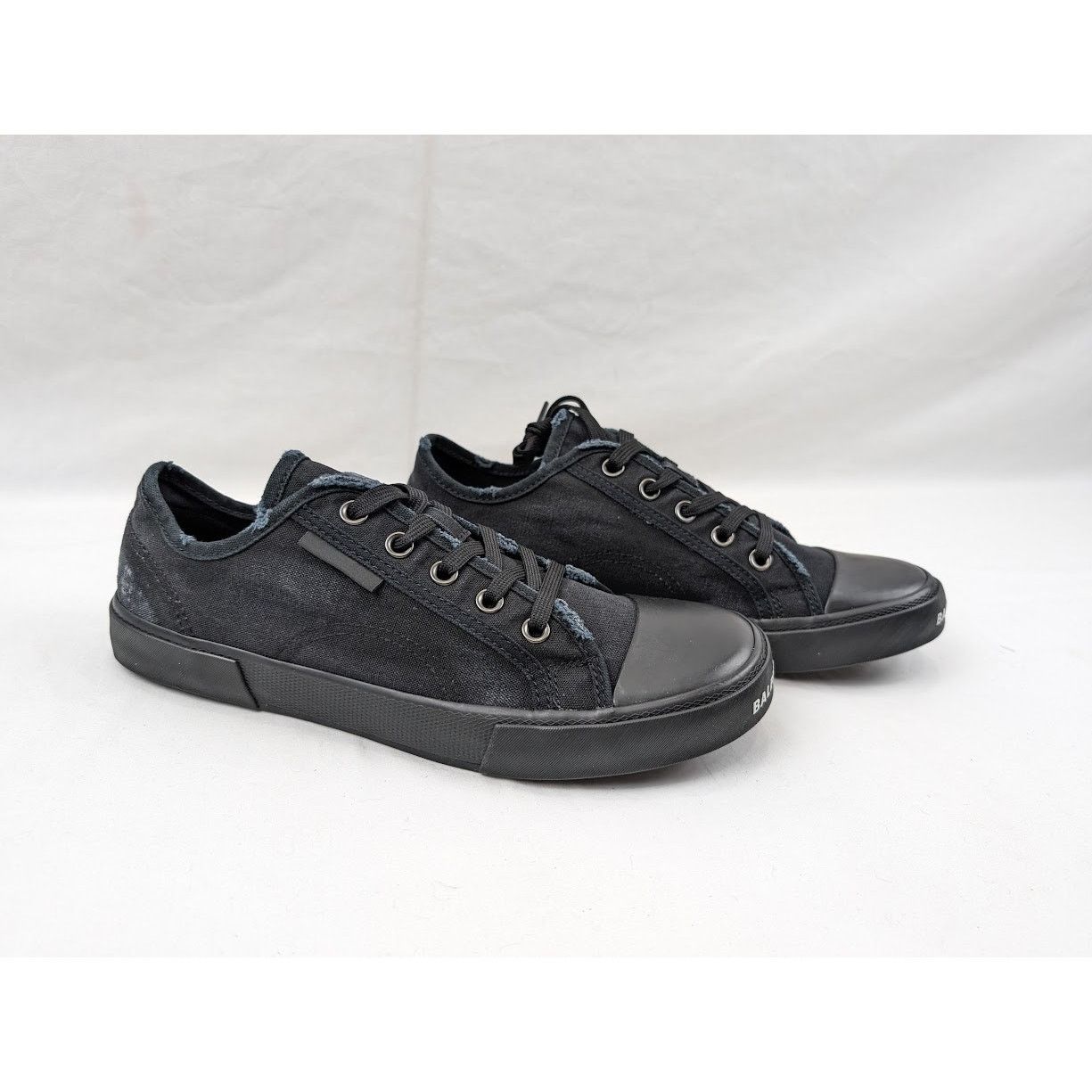 Balenciaga o1rshd1 Paris Low-Top Sneakers in Black Size US 9 / EU 42 - 12 Thumbnail