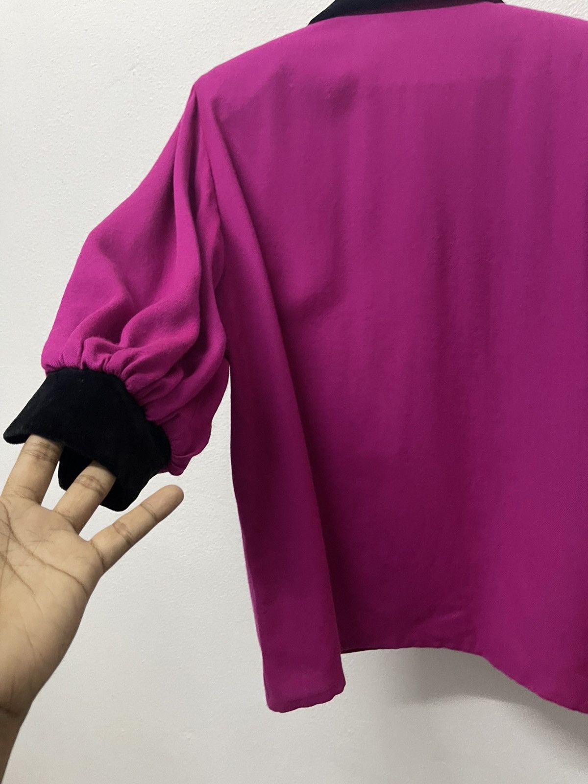 Yves Saint Laurent 1990s YVES SAINT LAURENT MAGENTA BLOUSE VELVET COLLAR RARE Size M / US 6-8 / IT 42-44 - 13 Thumbnail