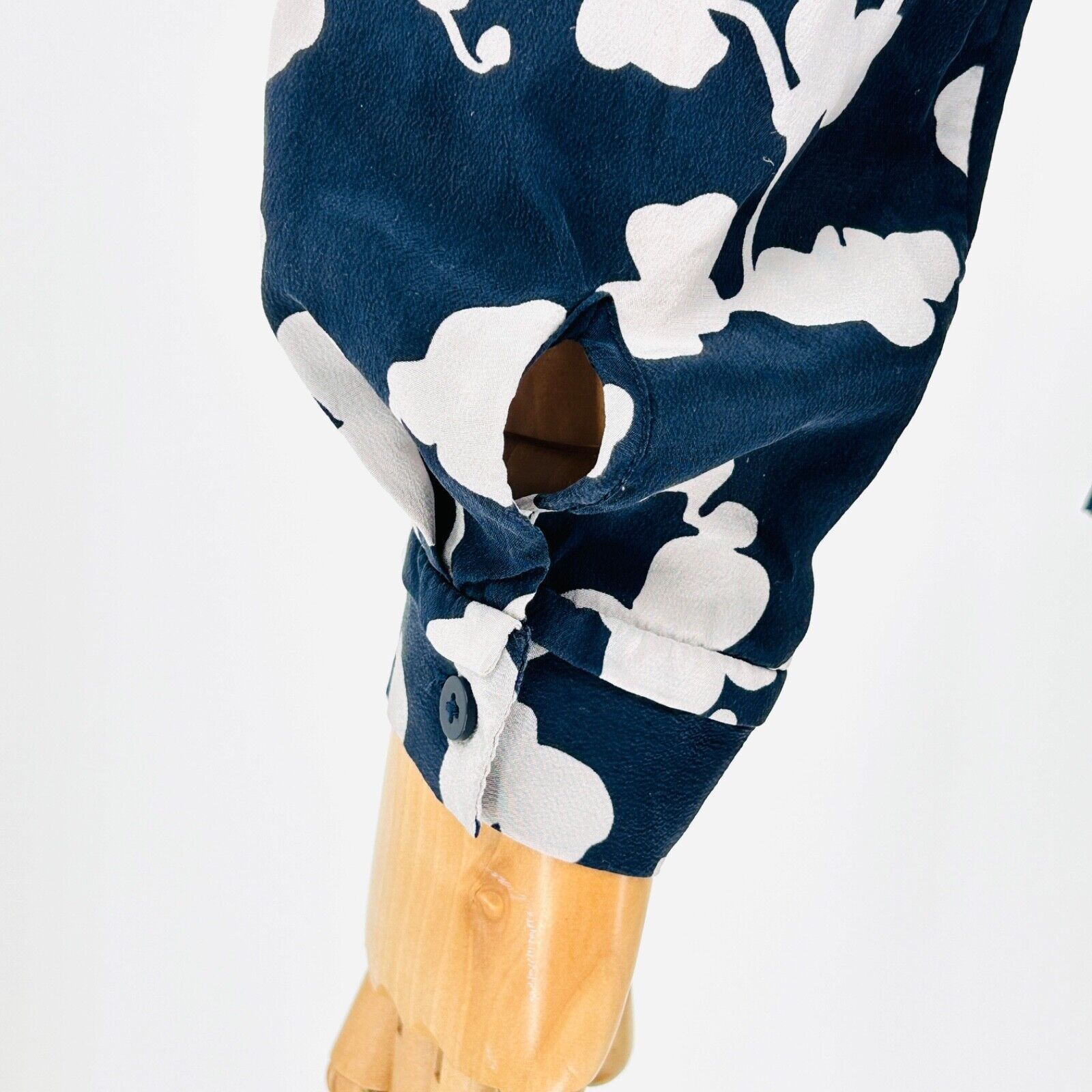 Diane von Furstenberg Diane von Furstenberg Blue White Floral 100% SILK blouse Size M / US 6-8 / IT 42-44 - 6 Thumbnail