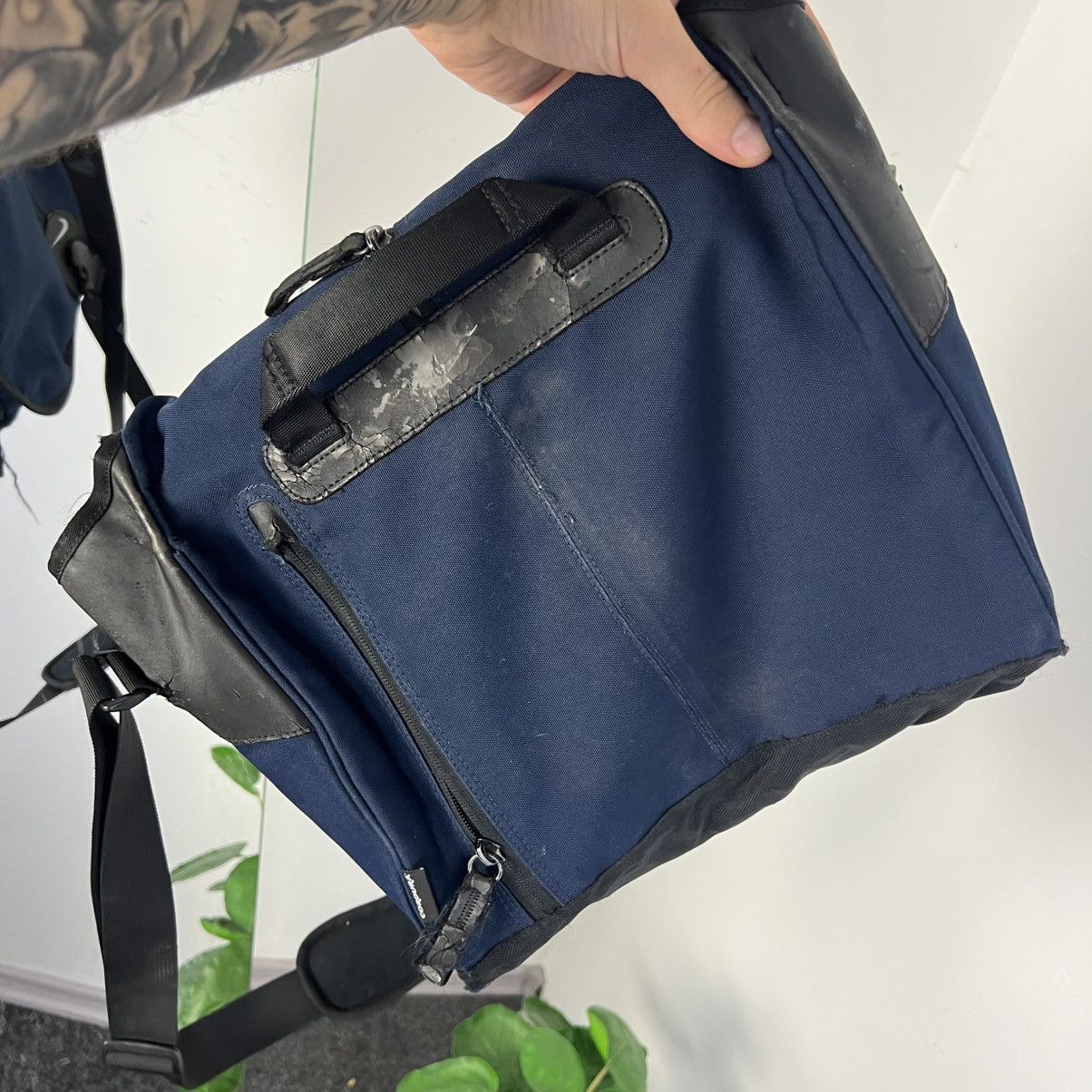 Nike Vintage Y2K Nike Center Logo Distressed Messenger Bag Size ONE SIZE - 4 Thumbnail