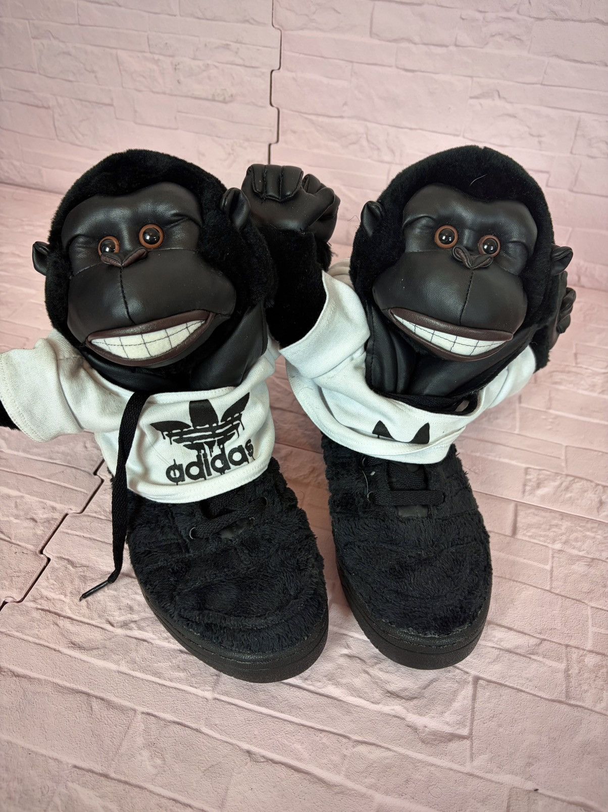 Adidas × Jeremy Scott Adidas x jeremy scott gorilla sneaker Size US 10.5 / EU 43-44 - 1 Thumbnail