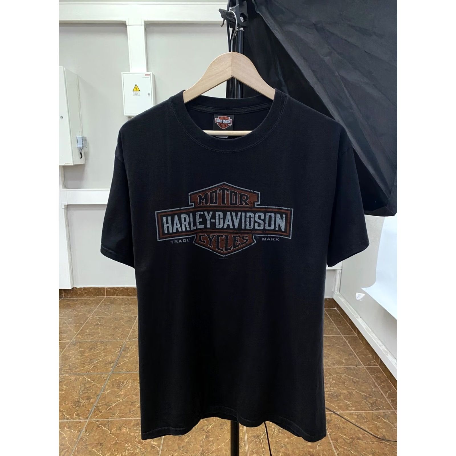 Harley Davidson VINTAGE Harley-Davidson T-Shirt Mens Shirt L Black England Sexy Girl Choppers Y2K Size US L / EU 52-54 / 3 - 2 Thumbnail