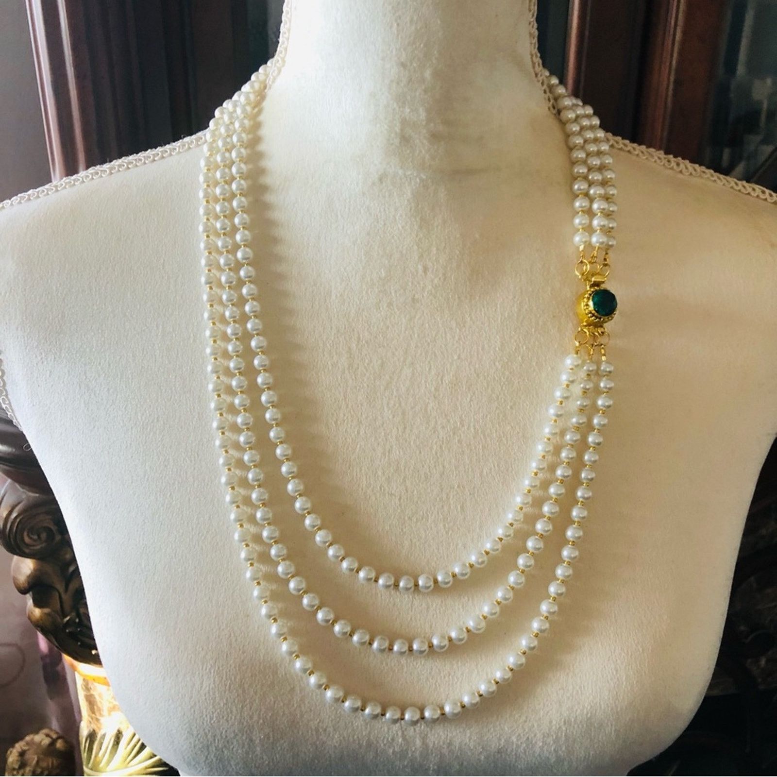 Handmade Handcrafted triple strand cream pearl emerald clasp necklac Size ONE SIZE - 2 Thumbnail