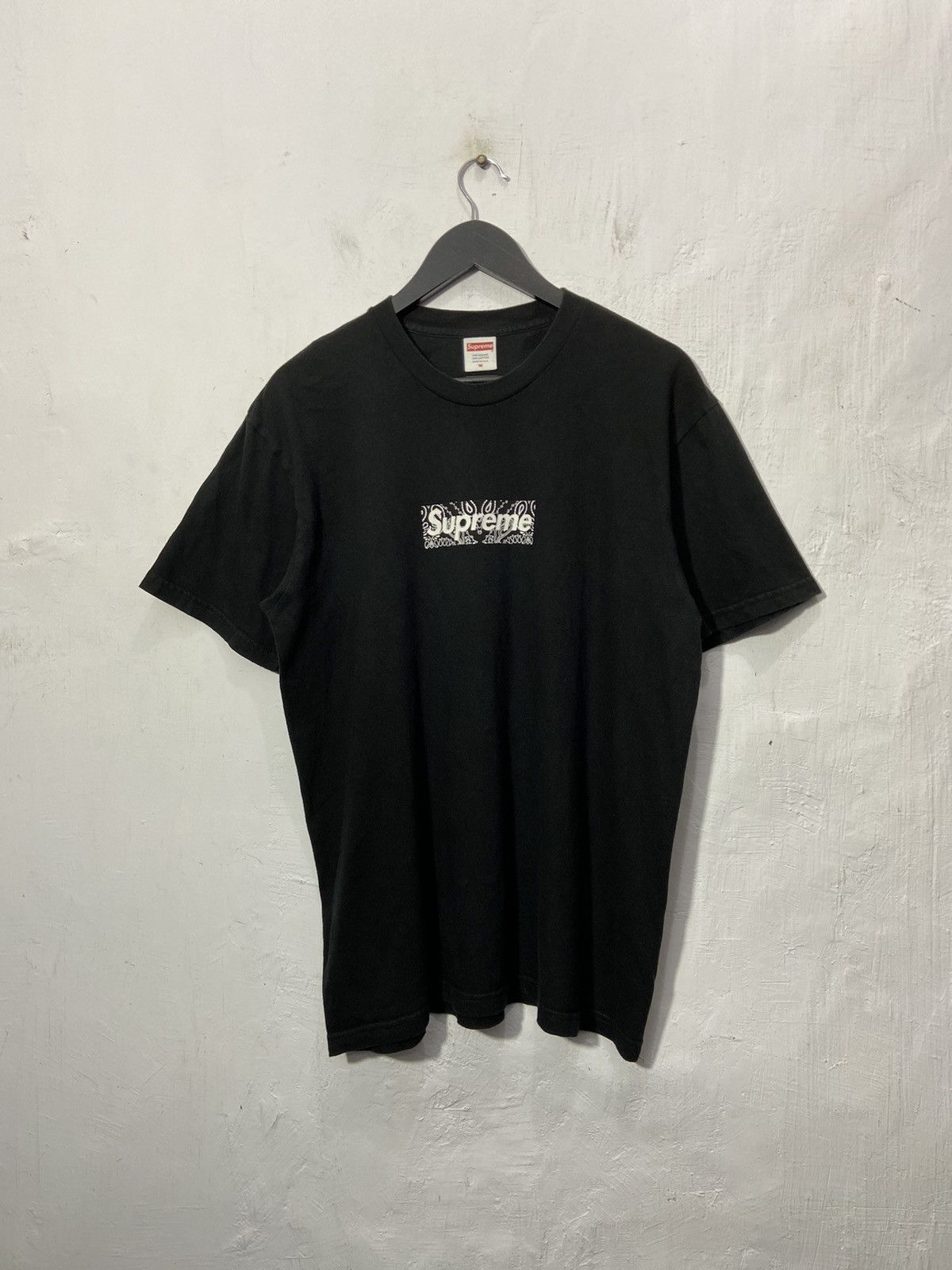 Supreme Supreme Font Bandana Logo Box Tshirt Size US M / EU 48-50 / 2 - 1 Thumbnail